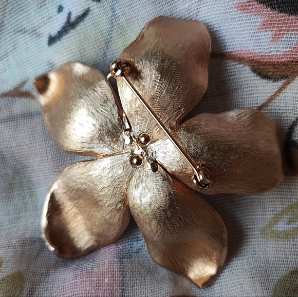 Frosted Matte White Enameled Unsigned Boucher? Vintage Brooch Blazer Pin Unisex - Picture 9 of 11